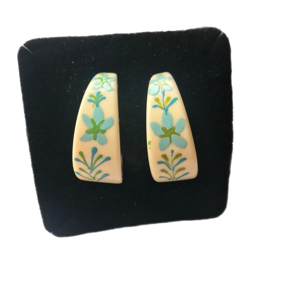 VTG 1970’s Celluloid Hand Painted Blue Daisy’s Wide Hoops - Picture 1 of 3